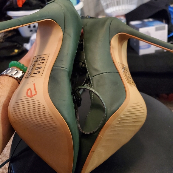 Heels - Picture 3 of 3